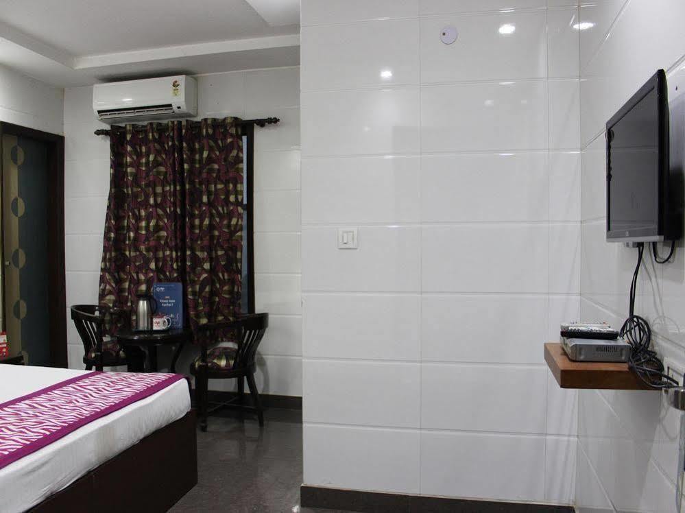 Oyo 2705 Hotel Preet Palace New Delhi Buitenkant foto