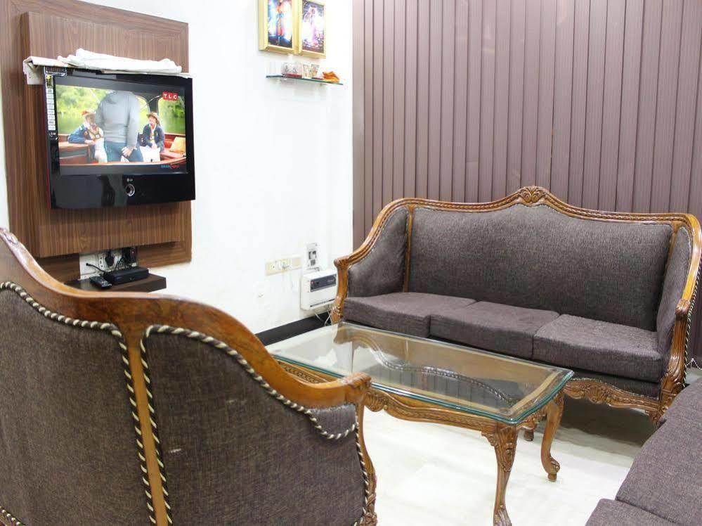 Oyo 2705 Hotel Preet Palace New Delhi Buitenkant foto