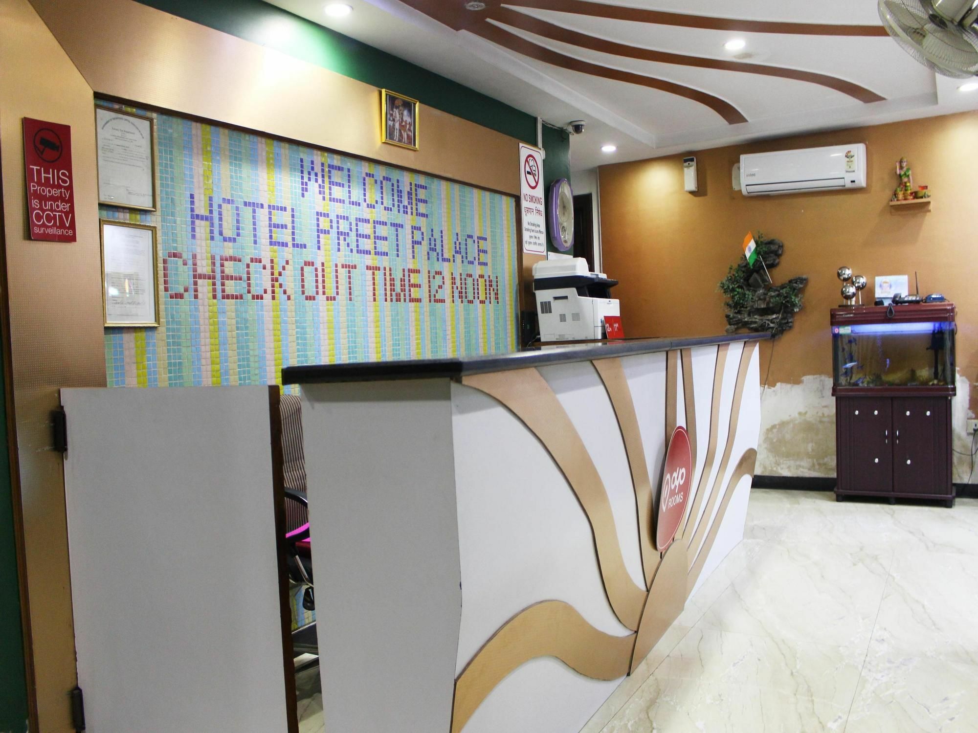 Oyo 2705 Hotel Preet Palace New Delhi Buitenkant foto