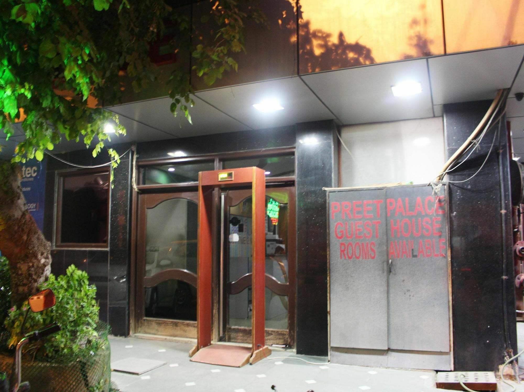Oyo 2705 Hotel Preet Palace New Delhi Buitenkant foto